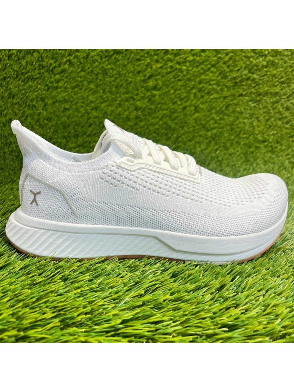 Flux Adapt Runner White Gum Womens Size 7.5 Running Athletic Walking Knit Shoes